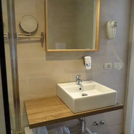 Otel Nederland 3*